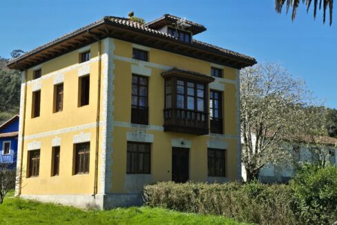VILLA DE LUJO EN RIEGU