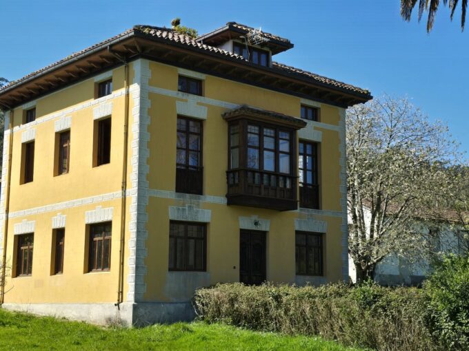 VILLA DE LUJO EN RIEGU
