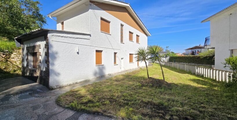 CHALET EN EL PUEBLO DE CELORIU