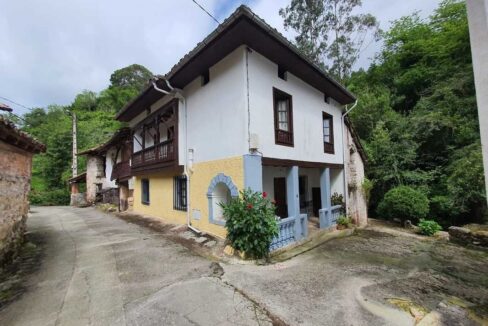 CASA EN UNA PEQUEÑA ALDEA DEL VALLE DE ARDISANA.
