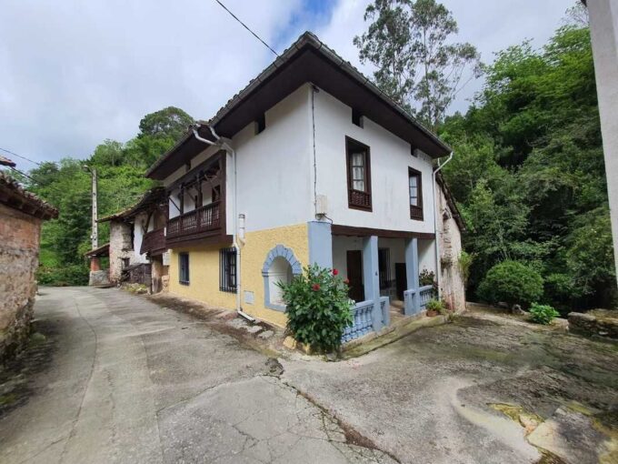 CASA EN UNA PEQUEÑA ALDEA DEL VALLE DE ARDISANA.