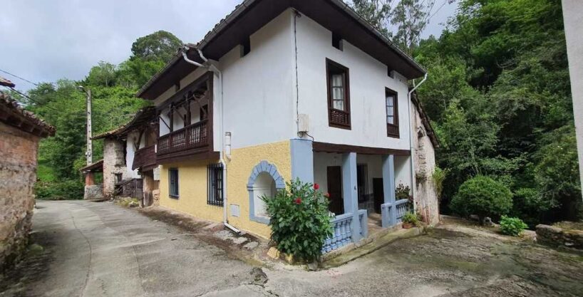 CASA EN UNA PEQUEÑA ALDEA DEL VALLE DE ARDISANA.