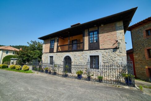 CASONA ASTURIANA CON JARDÍN Y CAPILLA.