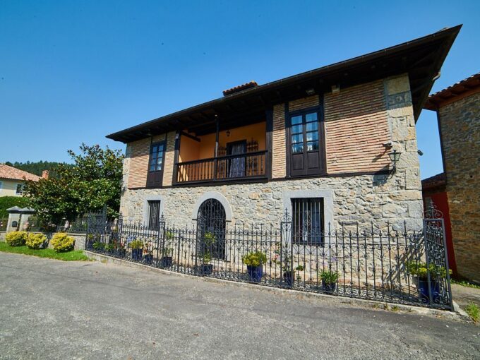CASONA ASTURIANA CON JARDÍN Y CAPILLA.