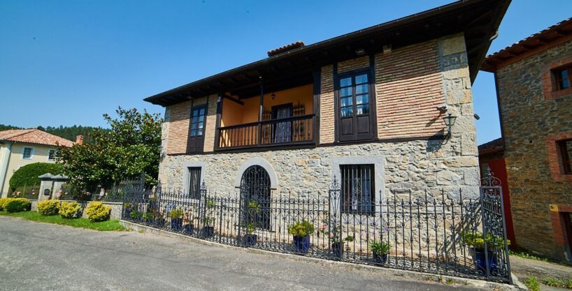 CASONA ASTURIANA CON JARDÍN Y CAPILLA.