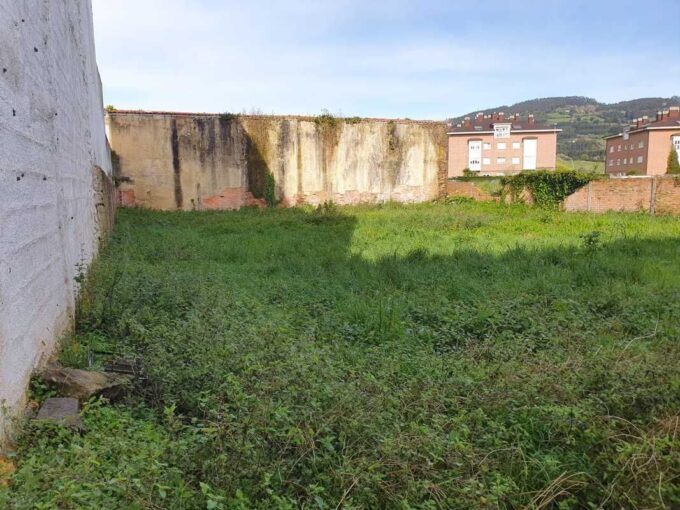 SOLAR EN VILLAVICIOSA.