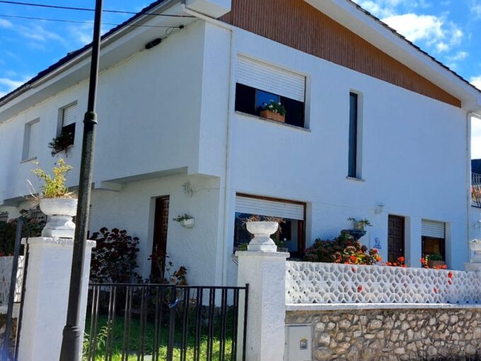 CHALET ADOSADO EN CELORIO