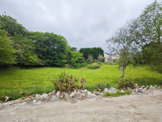 FINCA PRÓXIMA A LLANES.
