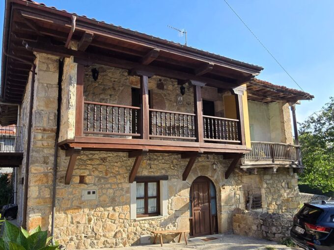 ENCANTADORA CASA DE PIEDRA EN BUELNA