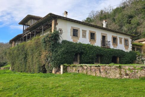 PALACIO HISTÓRICO DEL SIGLO XIV EN VILLAVICIOSA. 5.500 M2 DE JARDINES
