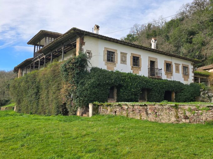 PALACIO HISTÓRICO DEL SIGLO XIV EN VILLAVICIOSA. 5.500 M2 DE JARDINES