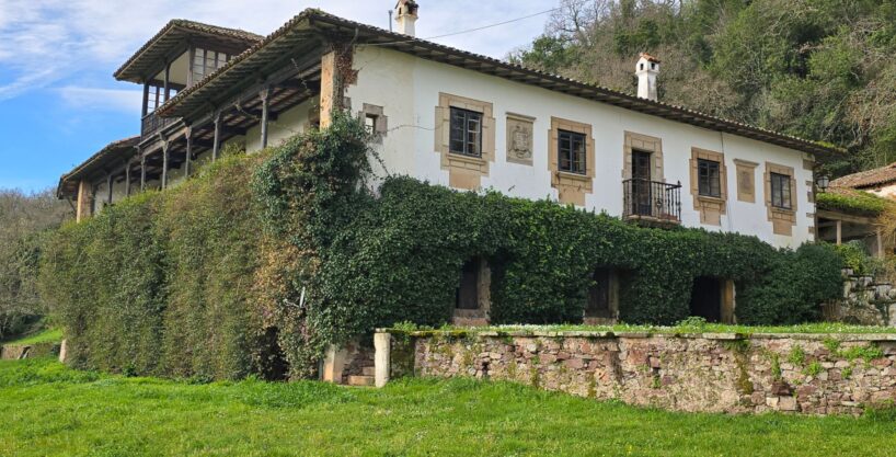 PALACIO HISTÓRICO DEL SIGLO XIV EN VILLAVICIOSA. 5.500 M2 DE JARDINES