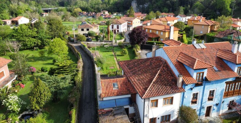 CASA CON CUADRA Y TERRENO EDIFICABLE