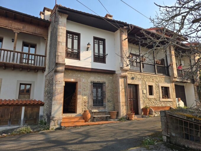 CASA DE PIEDRA EN ANDRÍN