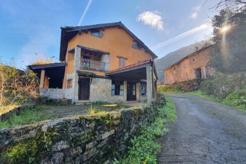 CASAS EN COLLIA (PARRES)