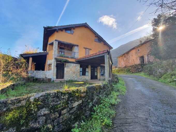 CASAS EN COLLIA (PARRES)