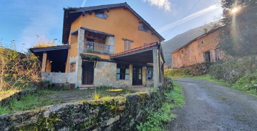 CASAS EN COLLIA (PARRES)