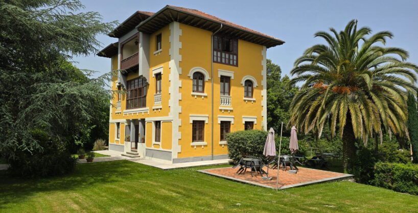 VILLA INDIANA EN PLENA COSTA LLANISCA