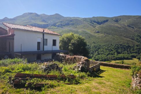 Encanto tradicional asturiano con vistas a la Sierra del Cuera