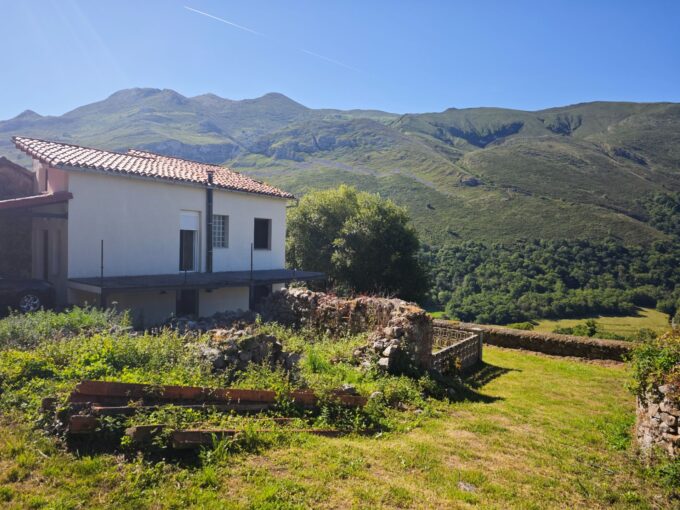 Encanto tradicional asturiano con vistas a la Sierra del Cuera