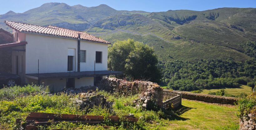 Encanto tradicional asturiano con vistas a la Sierra del Cuera