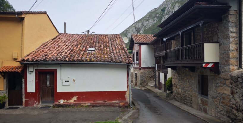 OPORTUNIDAD DE MERCADO EN SANTIANES. CASA PARA REHABILTAR