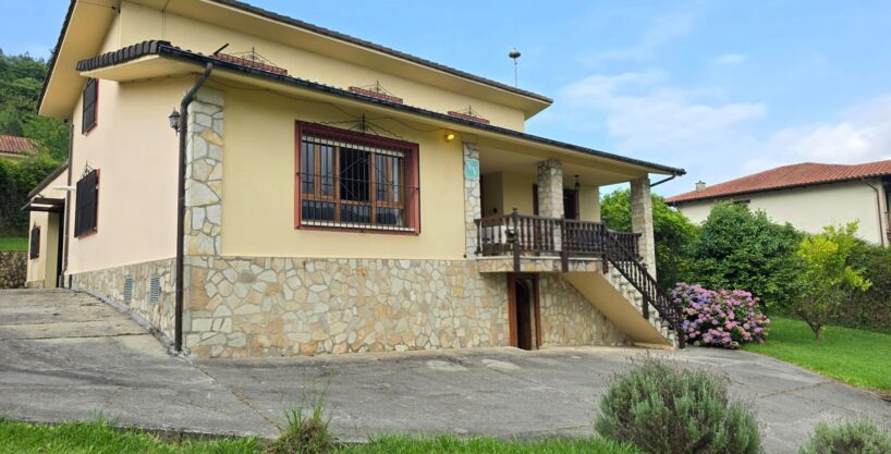 Chalet independiente con gran jardín y espectaculares vistas