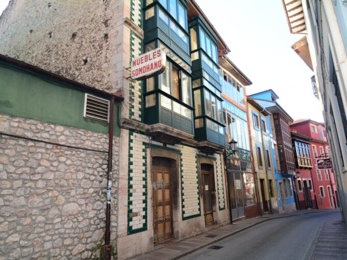 Dos edificios en Llanes