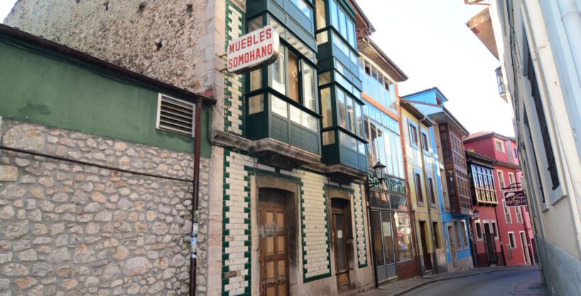 Dos edificios en Llanes