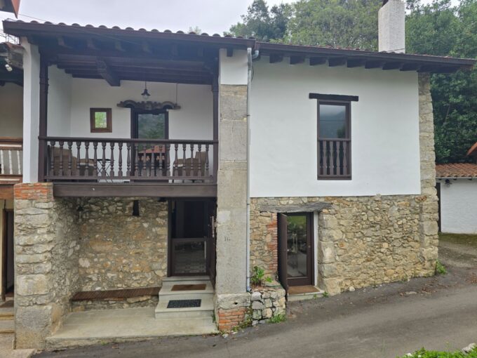 CASA ASTURIANA CON VISTAS A LA MONTAÑA
