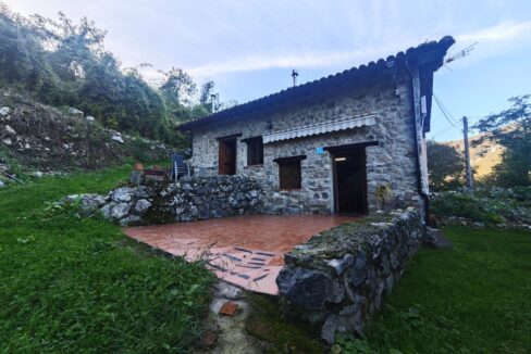 CASA DE PIEDRA EN SOCUVA CON VV.