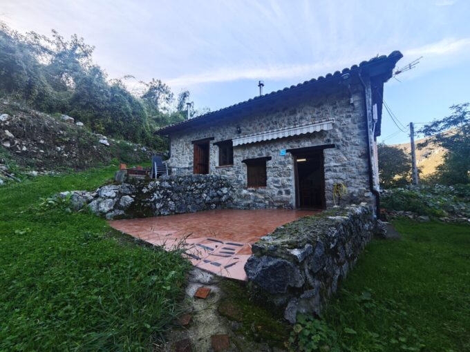 CASA DE PIEDRA EN SOCUVA CON VV.