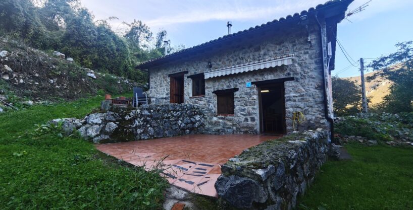 CASA DE PIEDRA EN SOCUVA CON VV.