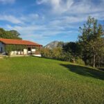 CHALET DE UNA SOLA PLANTA CON VISTAS Y JARDÍN