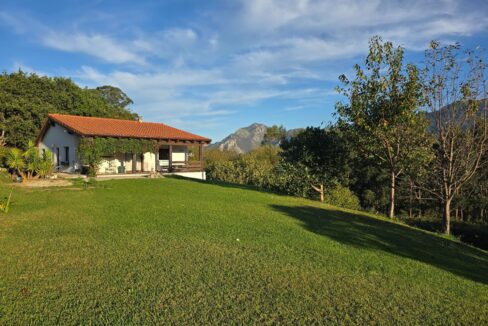 CHALET DE UNA SOLA PLANTA CON VISTAS Y JARDÍN