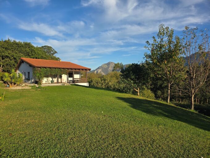 CHALET DE UNA SOLA PLANTA CON VISTAS Y JARDÍN