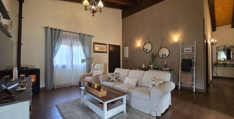 CHALET DE UNA SOLA PLANTA CON VISTAS Y JARDÍN