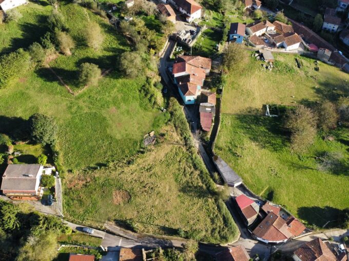 MAGNIFICA PARCELA EN VIBAÑU DOTADA DE CANALIZACIONES MODERNAS A PIE DE FINCA