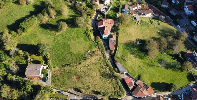 MAGNIFICA PARCELA EN VIBAÑU DOTADA DE CANALIZACIONES MODERNAS A PIE DE FINCA